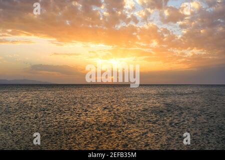 Coucher de soleil spectaculaire sur la côte de Chypre. Et un endroit paisible. Banque D'Images