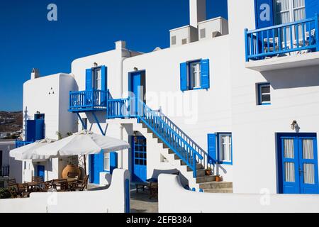 Café-terrasse en face d'un bâtiment, Mykonos, Cyclades, Grèce Banque D'Images