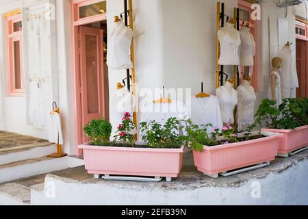 Vêtements exposés sur des mannequins à l'extérieur d'un magasin de vêtements, Mykonos, Cyclades, Grèce Banque D'Images