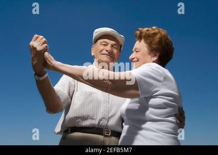 Vue à angle bas d'un couple senior qui danse Banque D'Images