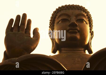 Vue à angle bas d'une statue de Bouddha, Bouddha Tian Tan, Monastère po Lin, Ngong Ping, Lantau, Hong Kong, Chine Banque D'Images