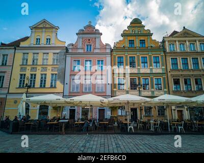 Poznan Pologne Mai 10 2019 maisons de tenement colorées sur le marché place avec pubs et jardins de bière Banque D'Images