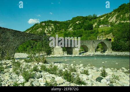 Europe, Italie, Emilie Romagne, Piacenza, Bobbio, Vallée de Trebbia, Piacenza, Emilie Romagne, Ponte Gobbo, Ponte del Diavolo, Pont à bosses sur le Banque D'Images