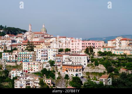 Vue panoramique sur une ville, Vietri sul Mare, Costiera Amalfitana, Salerno, Campanie, Italie Banque D'Images