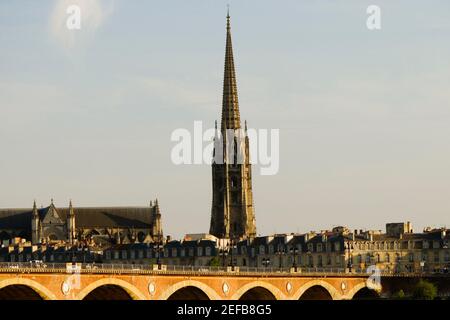 Pont d'arche sur une rivière, Pont de Pierre, Basilique Saint-Michel, Rivière Garonne, Bordeaux, Aquitaine, France Banque D'Images