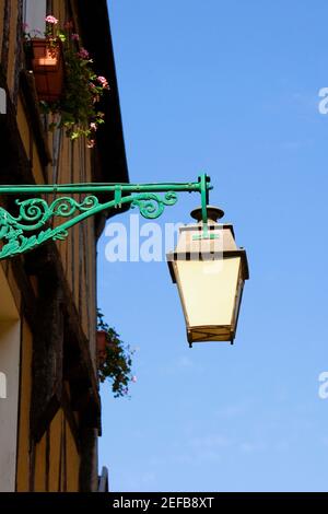 Vue à angle bas d'une lanterne montée sur le mur, le Mans, Sarthe, pays de la Loire, France Banque D'Images