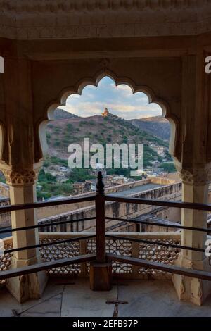 Vue depuis le balcon du célèbre fort d'ambre faisant face à la ville rose dans l'État du Rajasthan, en inde. Banque D'Images