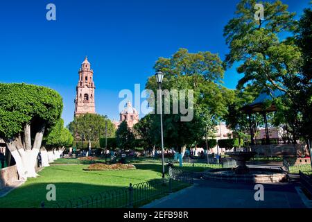 Parc avec une cathédrale en arrière-plan, cathédrale de Morelia, Plaza de Los Marsires, Morelia, Michoacan State, Mexique Banque D'Images