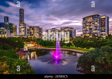 Immeubles résidentiels d'appartements autour de la Roma Street Parkland avec fontaine illuminée, Brisbane, Australie Banque D'Images