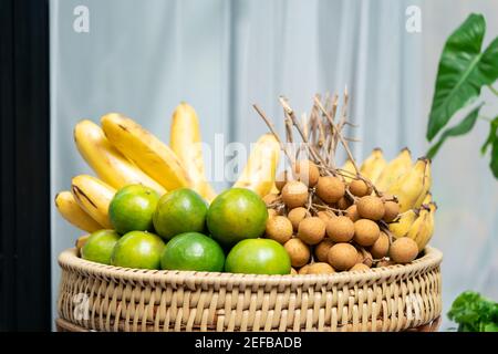 Asie Orange Banana et Longan dans le panier à l'extérieur, prêt à manger. Banque D'Images