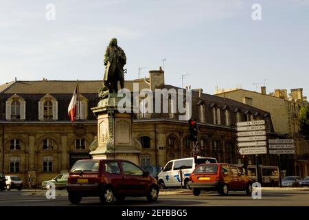 Vue à angle bas d'une statue, place de Tourny, Bordeaux, France Banque D'Images