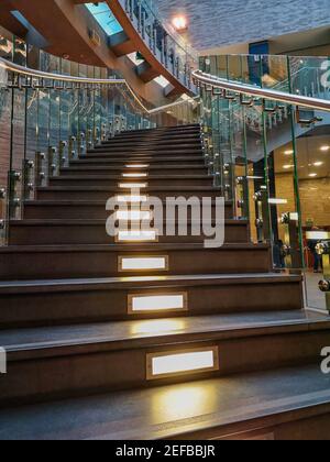 Poznan Pologne Mai 10 2019 escalier en bois brillant avec vitreux Balustrades dans le centre culturel de Zamek Banque D'Images