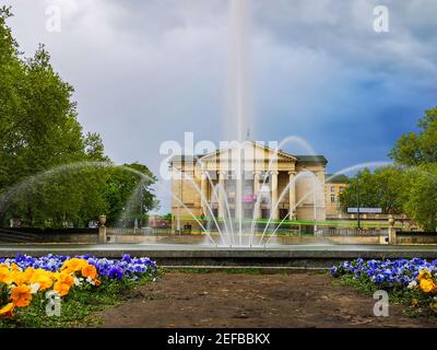 Poznan Pologne Mai 10 2019 Grande fontaine et jardin dedans Devant le Grand théâtre de Stanislaw Moniuszki Banque D'Images