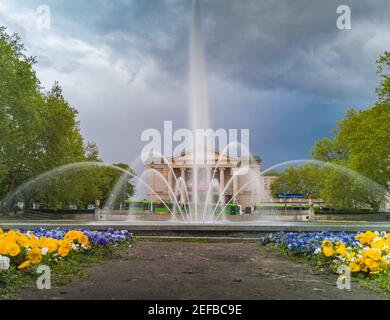 Poznan Pologne Mai 10 2019 Grande fontaine et jardin dedans Devant le Grand théâtre de Stanislaw Moniuszki Banque D'Images