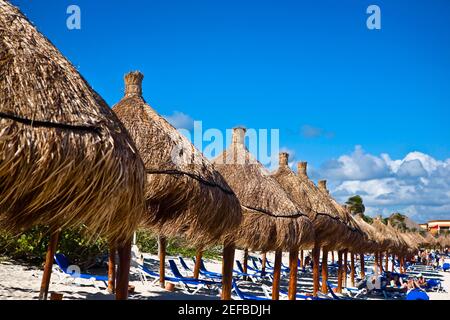 Palapas et chaises longues sur la plage, Tulum, Quintanan Roo, Mexique Banque D'Images