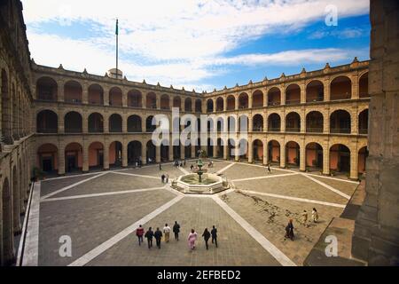 Vue panoramique des touristes dans la cour d'un palais, Palais National, Zocalo, Mexico, Mexique Banque D'Images