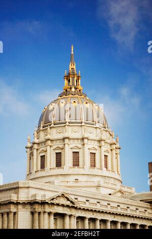 Vue à angle bas d'un bâtiment, hôtel de ville, San Francisco, Californie, États-Unis Banque D'Images