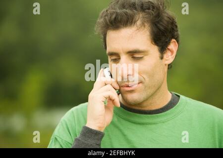 Close-up of a Mid adult man talking on a mobile phone Banque D'Images