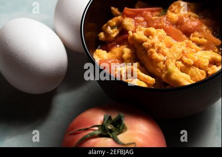 Les œufs brouillés aux tomates sont un repas maison Taïwan, Chine et d'autres régions de l'Asie de l'est. Œufs brouillés avec des tomates bouillies, à base avec sauce tomate Banque D'Images