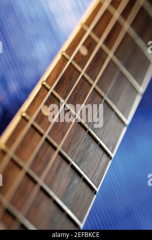 Gros plan de la poignée et des cordes de guitare électrique Banque D'Images