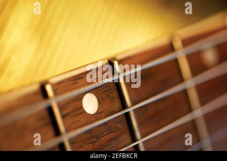 Gros plan de la poignée et des cordes de guitare électrique Banque D'Images