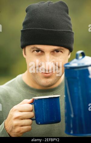 Portrait d'un homme mûr tenant une tasse Banque D'Images