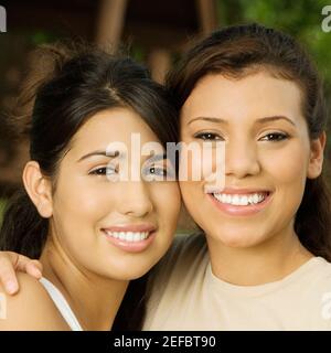 Close-up of two teenage girls smiling Banque D'Images