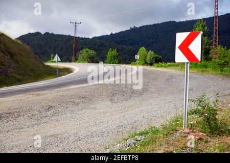 Tournez le panneau sur l'autoroute en Turquie. Panneau d'avertissement sur la route. Banque D'Images