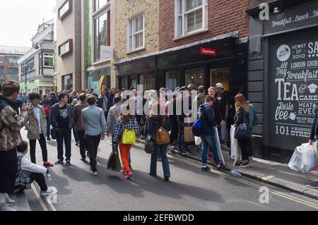 Une file d'attente à l'extérieur de la boutique de vêtements culte de skateboard Supreme, Peter Street, Soho, Londres, Royaume-Uni. 24 avril 2014 Banque D'Images