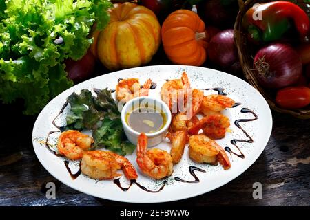 Haute cuisine, grandes crevettes avec sauce Banque D'Images