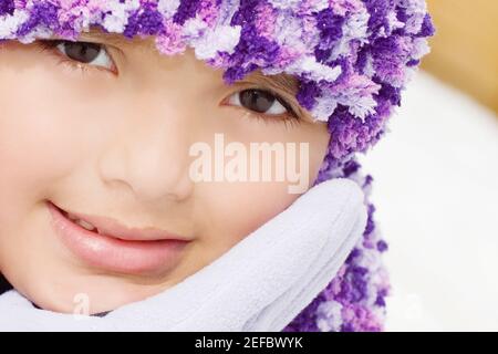 Portrait of a Girl smiling avec sa main sur son menton Banque D'Images