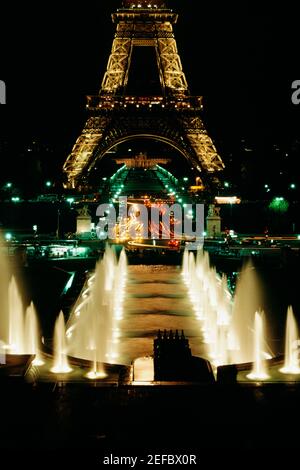 Vue imprenable sur la tour Eiffel avec des fontaines illuminées en premier plan, Paris, France Banque D'Images