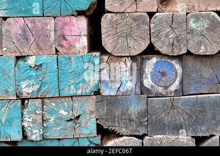 Poutres industrielles en mosaïque de bois multicolores aux couleurs vives et aux intempéries. Banque D'Images