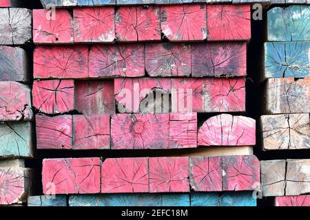 Poutres industrielles en mosaïque de bois multicolores aux couleurs vives et aux intempéries. Banque D'Images