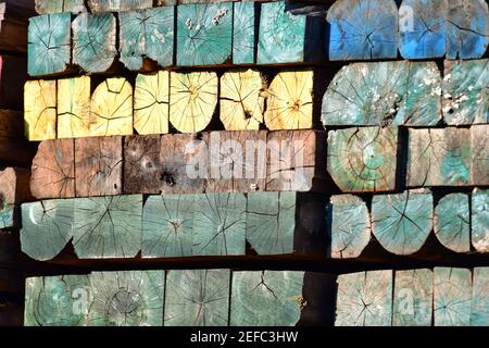 Poutres industrielles en mosaïque de bois multicolores aux couleurs vives et aux intempéries. Banque D'Images