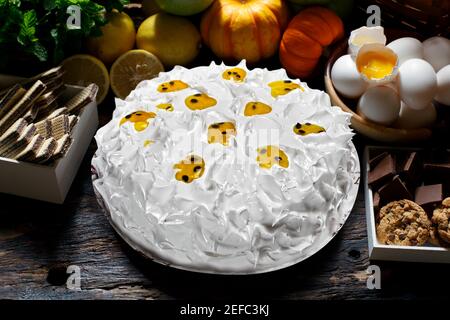 gâteau à la crème fouettée et fruit de la passion Banque D'Images