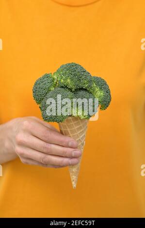 Crème glacée conceptuelle en gaufre de Broccoli légumes Banque D'Images