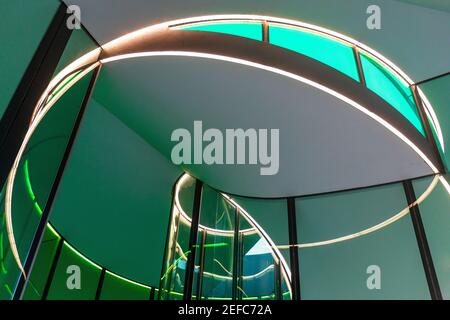 Photographie en exposition longue d'un escalier éclairé dans un bâtiment. Banque D'Images