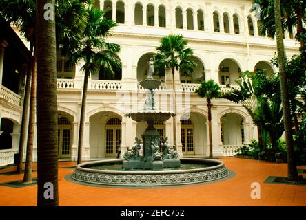 Fontaine dans la cour d'un hôtel, Raffles Hotel, Singapour Banque D'Images