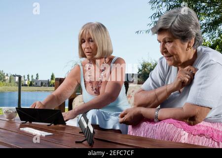 Deux femmes âgées jouant à des jeux Banque D'Images