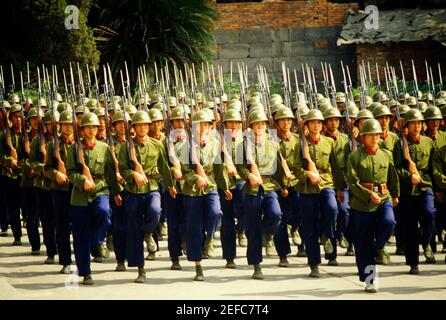 Des soldats de l'armée défilent dans un défilé, Chengdu, province du Sichuan, Chine Banque D'Images