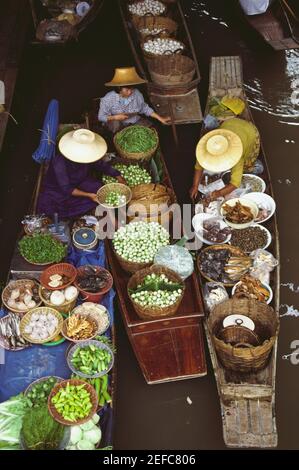 Vue en grand angle d'un marché flottant, Bangkok, Thaïlande Banque D'Images