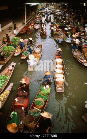 Vue en grand angle d'un marché flottant, Bangkok, Thaïlande Banque D'Images