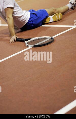 Profil latéral d'un homme assis sur un court de tennis Banque D'Images