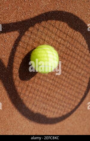 Vue en grand angle d'une balle de tennis à l'ombre d'une raquette de tennis Banque D'Images