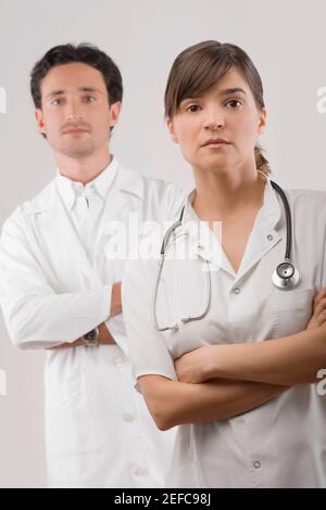 Portrait d'une femme et d'un médecin masculin debout avec leurs bras croisés Banque D'Images