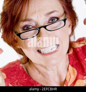 Portrait d'une femme âgée qui claque ses dents Banque D'Images