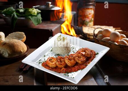 Haute cuisine, grandes crevettes avec sauce Banque D'Images