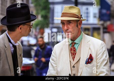 Gustav Temple (r), organisateur et rédacteur en chef 'The CHAP', à la promenade 'The Grand Fleurs', Mayfair, Londres, Royaume-Uni Banque D'Images