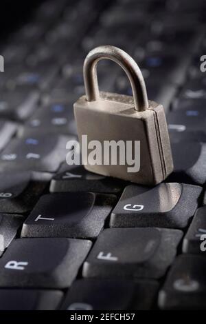 Gros plan d'un cadenas sur un clavier d'ordinateur Banque D'Images